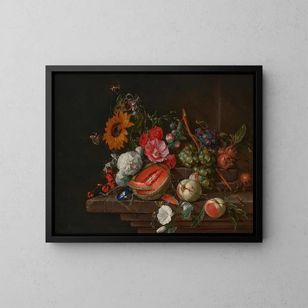 Ein Melone, Pfirsiche, Trauben, Nashi-Birnen, Sonnenblumen, Rosen, Pfingstrosen und andere Blumen mit Schmetterlingen und anderen Insekten auf einer Steinkante - Cornelis de Heem — gerahmtes Bild an der Wand