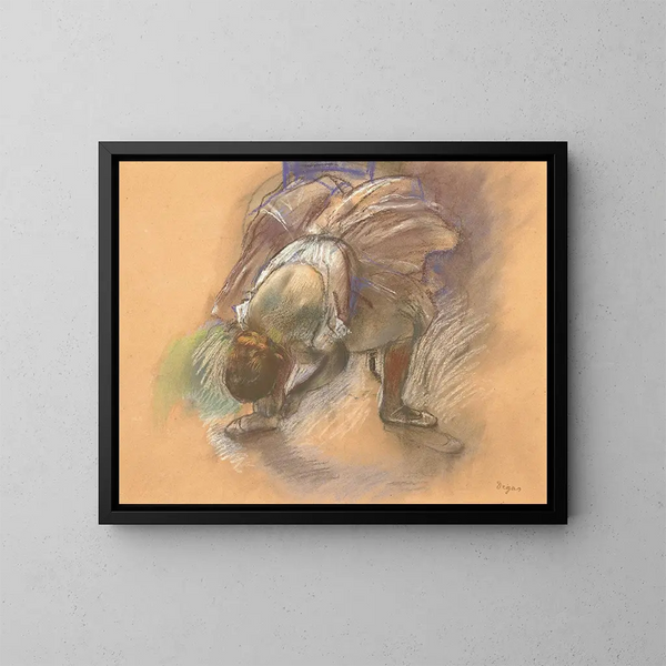 Tänzerin, die ihren Schuh richtet - Edgar Degas — gerahmtes Bild an der Wand