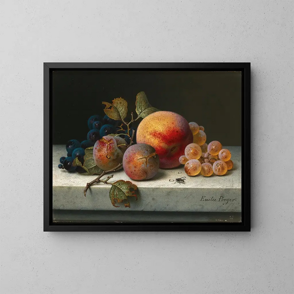 Naturmorte mit Pfirsichen, Pflaumen, Trauben und einer Fliege - Emilie Preyer — gerahmtes Bild an der Wand