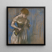 Donna che indossa il suo corsetto - Edgar Degas — quadro incorniciato alla parete