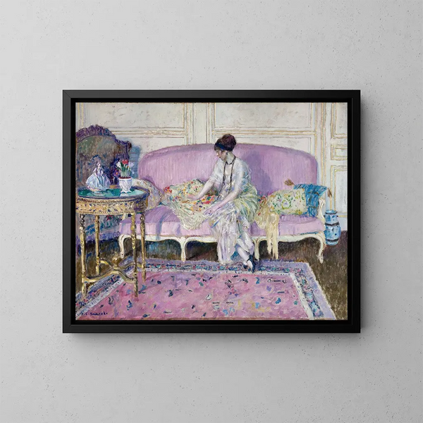 Frau sitzt auf einem Sofa in einem Interieur - Frederick Carl Frieseke — gerahmtes Bild an der Wand