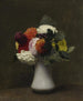 Dalie di Fantin-Latour — mazzo colorato in un vaso grigio chiaro