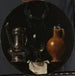Nature morte emblématique avec flacon, cruche en verre et bride - Johannes Torrentius — in einem Innenraum präsentiert