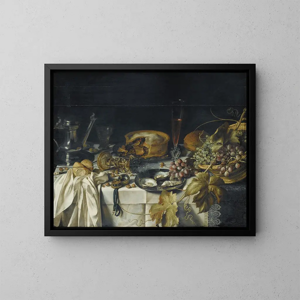 Naturstillleben mit einem Korb voller Trauben, einer Zinnkanne und einer Uhr - Pieter Claesz — gerahmtes Bild an der Wand