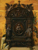 eines Trompe-l'œil-Gemäldes eines tragbaren Holzaltars mit einem Rosenkranz, einer Handglocke und Büchern, die auf dem Sims daneben liegen - Prospero Mallerini — Ansicht des Kunstwerks