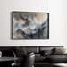 Abstraktes Gemälde – Mineralische Erhebung | Wandposter mit stilisierter Berglandschaft in neutralen Tönen und goldenen Details