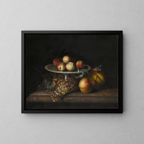 Pfirsiche auf einer silbernen Tazza mit Trauben, einer Birne, einer Melone und einem Vogel auf einem Marmorboden - Tobias Stranover — gerahmtes Bild an der Wand