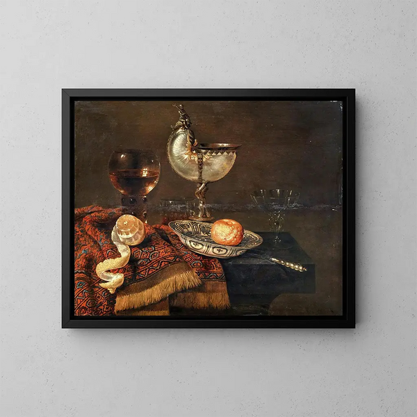 Ein Clementine in einer Porzellan-Schale, eine Nautilus-Tasse, ein Römer, zwei Gläser, ein Messer, eine geschälte Zitrone auf einem verzierten Teppich, auf einem Tisch. - Willem Claesz Heda — gerahmtes Bild an der Wand