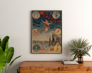 Manifesto circense vintage Miss Stena, discesa di Absalon, incorniciato sopra una cassettiera in legno, tra piante.