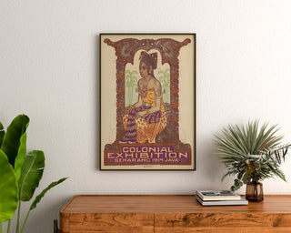 Historisches Plakat – Koloniale Ausstellung Semarang, 1914, gerahmt über einer Holzkommode zwischen Pflanzen.