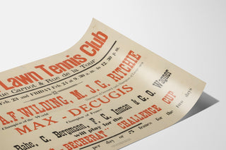 Manifesto Menton Lawn Tennis Club, presentato su un foglio curvato, visto in prospettiva.