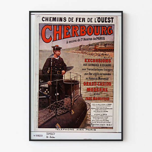 Vintage-Poster Normandie – Cherbourg, chemins de fer de l’Ouest, in einem dünnen Rahmen an einer hellen Wand.