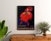 Vintage-Werbeplakat Cognac Richarpailloud, gerahmt über einer Holzkommode, zwischen Pflanzen.