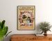 Vintage-Reiseplakat – Amsterdam, Marken und Volendam, gerahmt über einer Holzkommode zwischen Pflanzen.