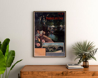 Vintage-Reiseplakat – Pougues-les-Eaux, PLM, gerahmt über einer Holzkommode zwischen Pflanzen.
