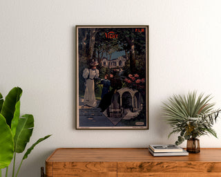 Vintage-Reiseplakat – Vichy, PLM, gerahmt über einer Holzkommode zwischen Pflanzen.