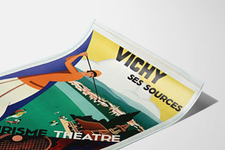 Manifesto turistico vintage – Vichy, sorgenti e turismo, esposto su una pagina incurvata, visto in prospettiva.