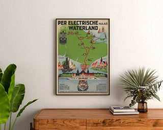 Vintage-Reiseplakat – Waterland, elektrische Straßenbahn, gerahmt über einer Holzkommode zwischen Pflanzen.