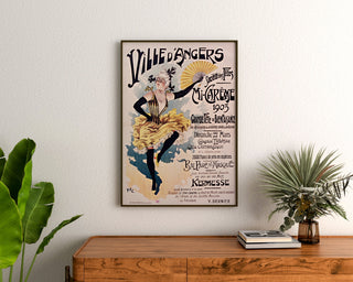 Vintage-Poster Angers, Mi-Carême, gerahmt über einer Kommode aus Holz, zwischen Pflanzen.