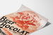 Manifesto vintage Beef Chocolat, cioccolateria della Drôme, presentato su una pagina incurvata, vista prospettica.