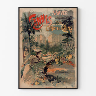 Vintage-Poster "Cannes, Grand Hôtel des Pins", in einem schmalen Rahmen an einer hellen Wand.