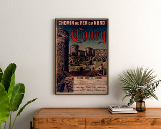 Vintage-Plakat Coucy, Chemins de fer du Nord, gerahmt über einer Holzkommode zwischen Pflanzen.