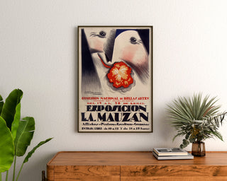 Vintage-Plakat Ausstellung Achille Mauzan, gerahmt über einer Holzkommode zwischen Pflanzen.