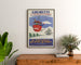 Vintage-Poster Gourette, Télévoiture, gerahmt über einer hölzernen Kommode, zwischen Pflanzen.