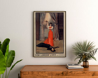 Manifesto vintage How London Lives, Surrey Theatre, incorniciato sopra una cassettiera in legno, tra piante.
