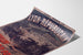 Manifesto vintage Lyon Républicain, Bataillon Croix-Rousse, mostrato su una pagina curva, vista prospettica.