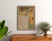 Poster vintage Marsiglia, feste del centenario, incorniciato sopra una cassettiera in legno, tra delle piante.