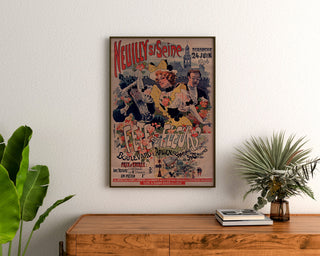 Manifesto vintage Neuilly, festa dei fiori, 1894, incorniciato sopra una cassettiera di legno, tra piante.