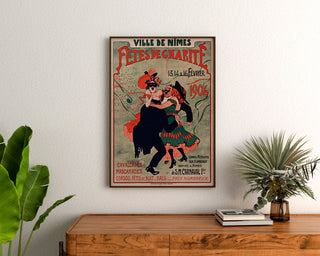 Vintage-Plakat Nîmes, Wohltätigkeitsfeste, gerahmt über einer Holzkommode, zwischen Pflanzen.