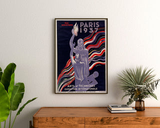 Vintage-Poster Paris 1937, Kunst und Technik, gerahmt über einer Holzkommode zwischen Pflanzen.