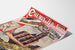 Manifesto vintage Paris, Saint-Denis, treni e tram, presentato su foglio curvato, visuale prospettica.