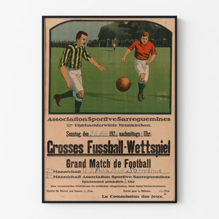 Manifesto vintage Sarreguemines, partita di calcio, esposto in una cornice sottile su una parete chiara.