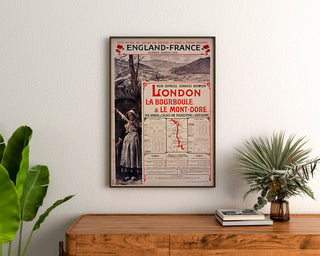 Manifesto d’epoca South Eastern, England-France, incorniciato sopra una cassettiera in legno, tra delle piante.