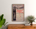 Manifesto d’epoca South Eastern, England-France, incorniciato sopra una cassettiera in legno, tra delle piante.