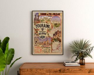 Manifesto vintage Touraine, castelli della Loira, incorniciato sopra una cassettiera in legno, tra piante.