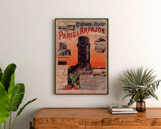 Vintage-Plakat Tramway Paris-Arpajon, gerahmt über einer Holzkommode zwischen Pflanzen.