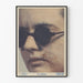 Künstlerischer Poster mit Nahaufnahme eines Gesichts, schwarzen Brillen und strukturierter Haut