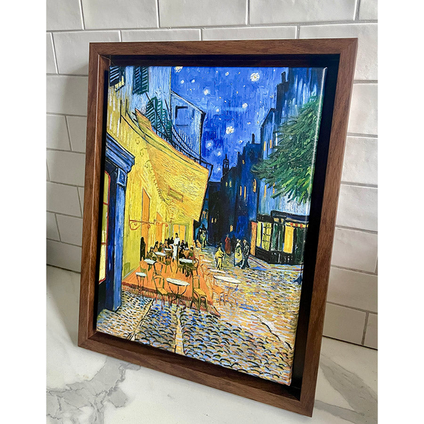 Reproduction encadrée aux couleurs bleues et jaunes dans un intérieur