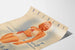 Vintage-Poster des Schwimmbads mit einer Frau im roten Punktbadeanzug