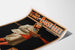 Vintage-Poster Lustig Geo Sidney als Busy Izzy - Retro-Wanddekoration