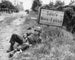 Amerikanischer Fallschirmjäger bei einer Ruhepause nahe Sainte-Mère-Église | Kunstdruck eines historischen Fotos — Ansicht des Kunstwerks