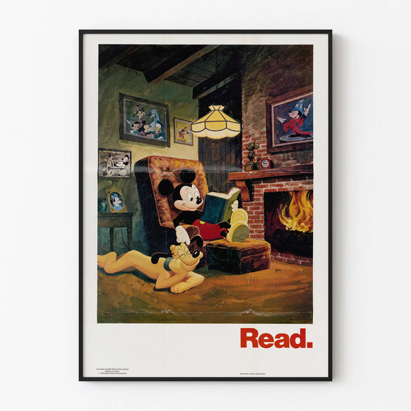 Poster decorativo murale Topolino lettura accanto al camino
